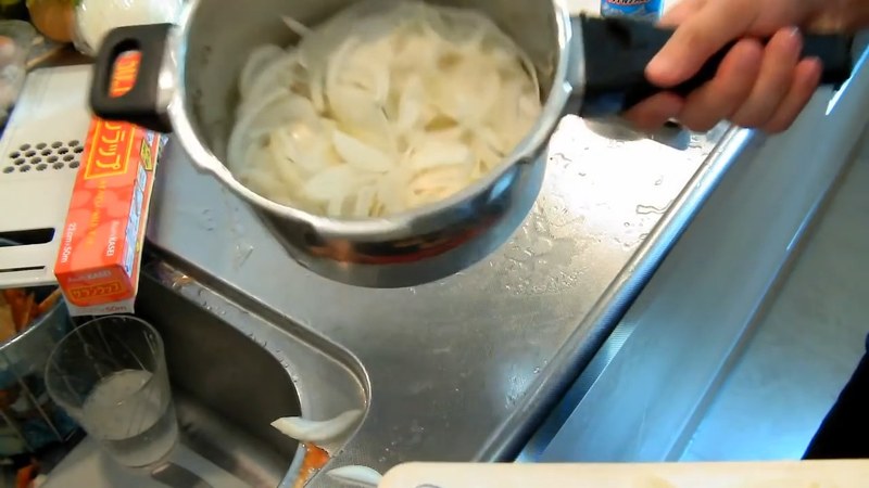 圧力鍋に玉ねぎを敷き、牛スネ肉をのせる の画面