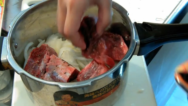圧力鍋に玉ねぎを敷き、牛スネ肉をのせる の画面