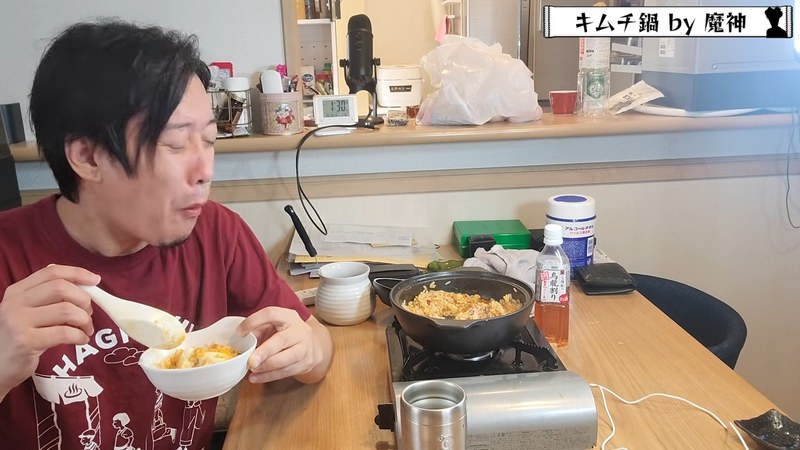 締めの卵雑炊を頬張る魔神