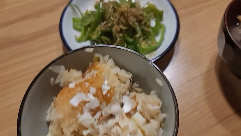 箸で鯛の炊き込みご飯を持ち上げるところ