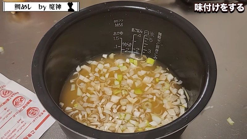調味料と薬味を合わせ、鯛をのせて炊く の画面