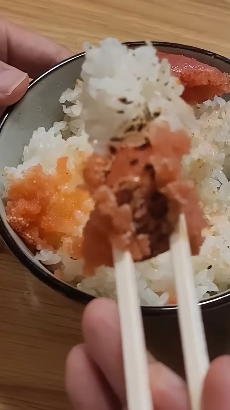 箸で明太子ご飯を頬張る一口
