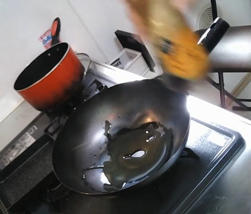 フライパン（中華鍋）を強火でしっかり熱し、油をたっぷりひく の画面