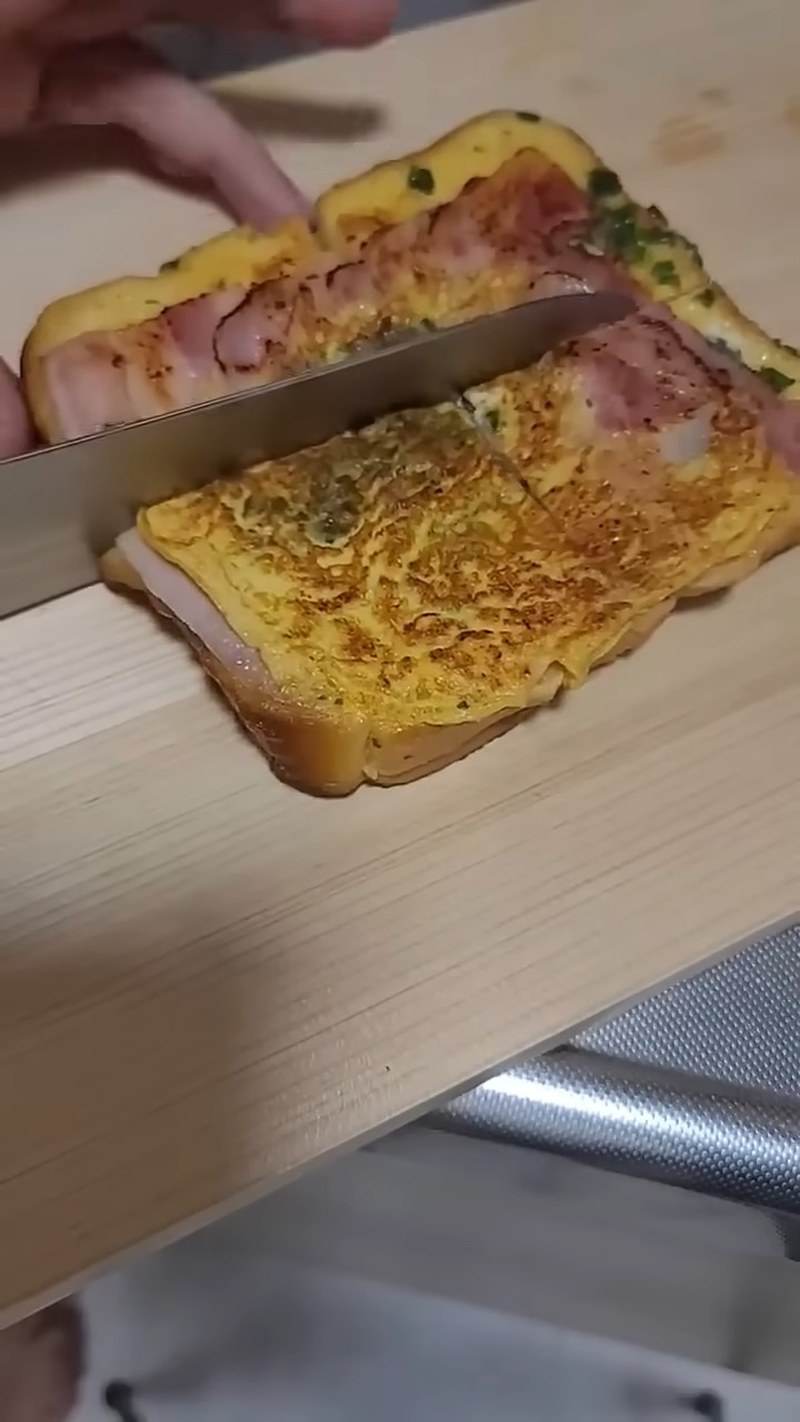 切り分けて胡椒をたっぷりかけ、盛り付ける の画面