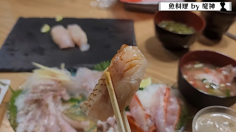 箸で握り寿司を持ち上げる魔神