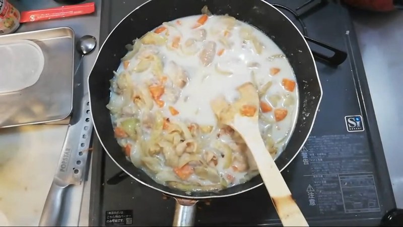 芽キャベツと鶏ガラスープを加える の画面