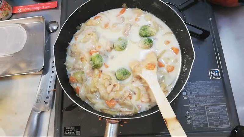 芽キャベツと鶏ガラスープを加える の画面