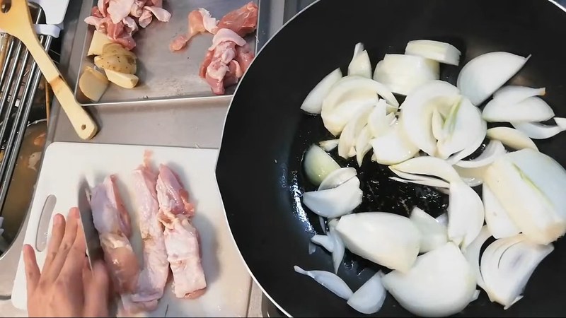 玉ねぎとにんじん・鶏肉をオリーブオイルで炒める の画面