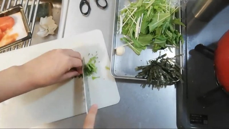 茹でている間に海苔と大葉を刻む の画面