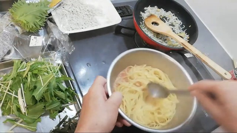 パスタを茹で上げ、明太ミルクソースとよく和える の画面