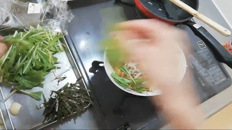 器に盛り、しらすオイルと薬味をたっぷりのせる の画面