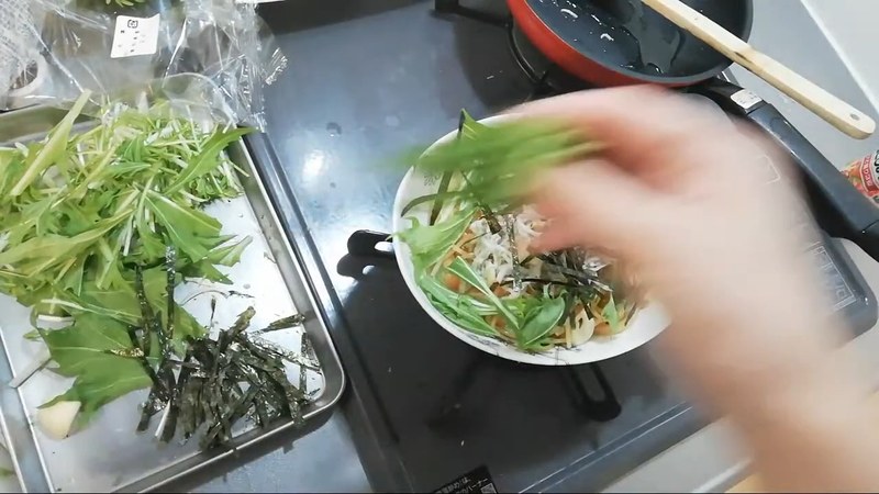 器に盛り、しらすオイルと薬味をたっぷりのせる の画面
