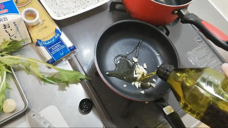 オリーブオイルとにんにくを弱火でじっくり熱する の画面