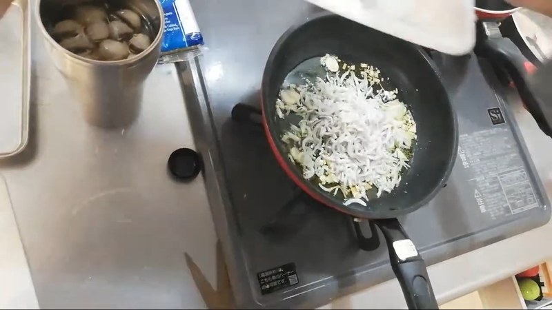 にんにくオイルにしらすを加え、香りを閉じ込める の画面