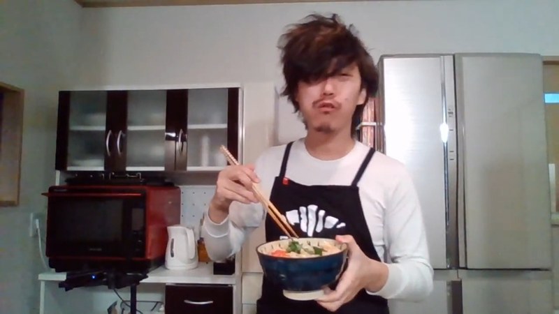 できたての親子丼を箸で食べる瞬間