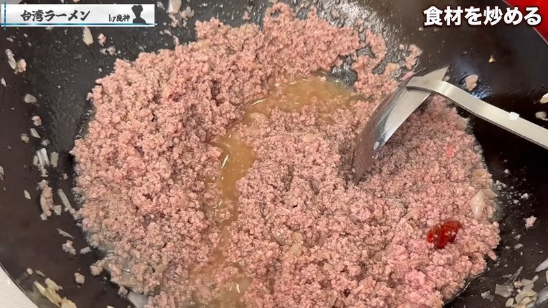 甜麺醤・砂糖・オイスターソース・唐辛子を加えて味付けする の画面