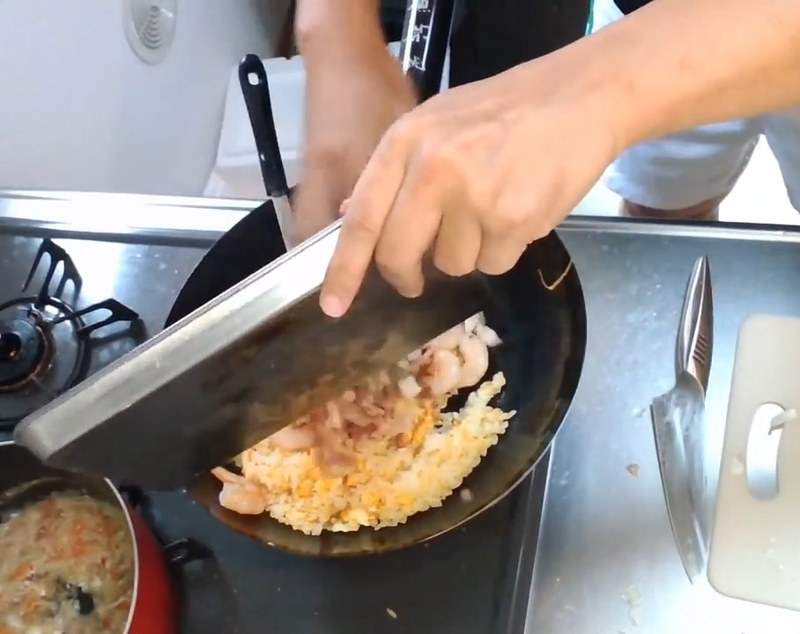 卵かけご飯と具材を強火で炒め合わせる の画面