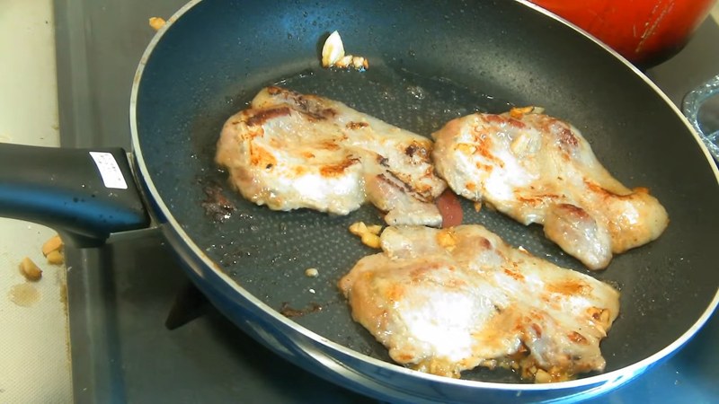裏返して押さえながら焼き、仕上げは強火でカリッと の画面