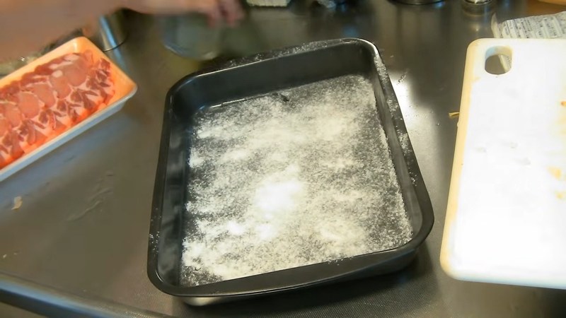 バットに片栗粉を薄く敷いて豚肉を並べる の画面