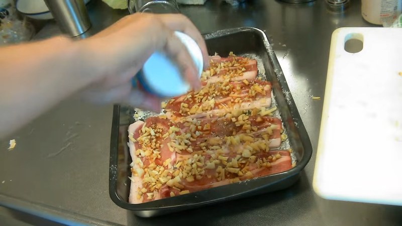 刻んだにんにく・生姜と調味料で下味をつける の画面