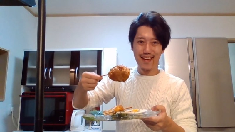 つくねを持つ布団ちゃん