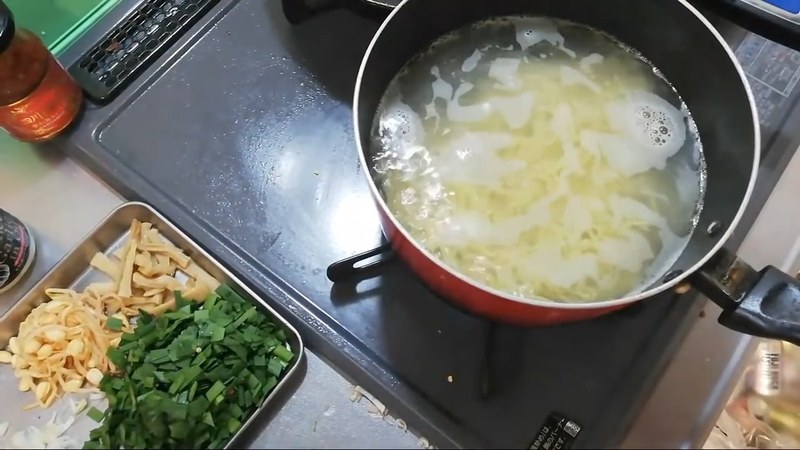 麺を茹で、ごま油と白だしで下味をつける の画面