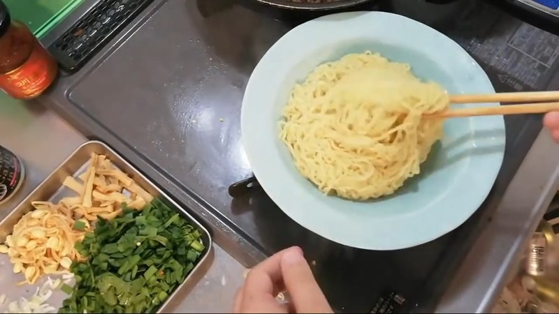 麺を茹で、ごま油と白だしで下味をつける の画面