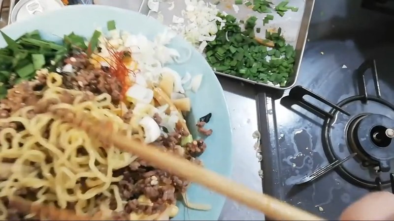 箸で台湾まぜそばを持ち上げる布団ちゃん