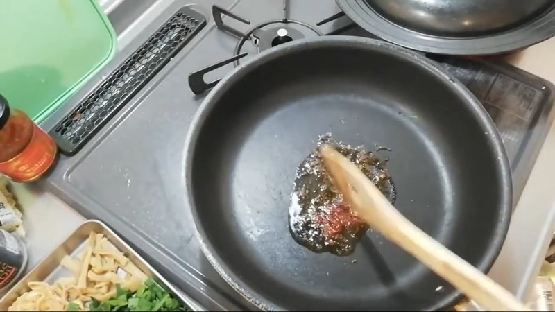 ごま油で豆板醤を炒める の画面