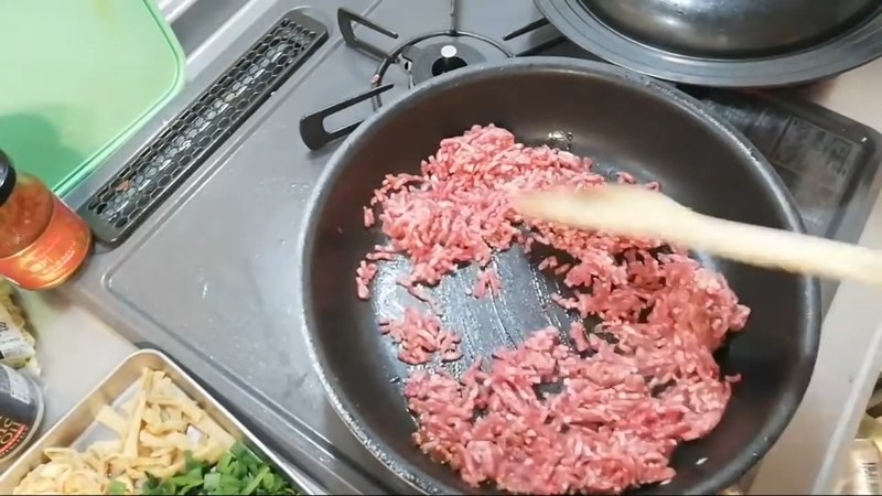 にんにくとひき肉を炒める の画面
