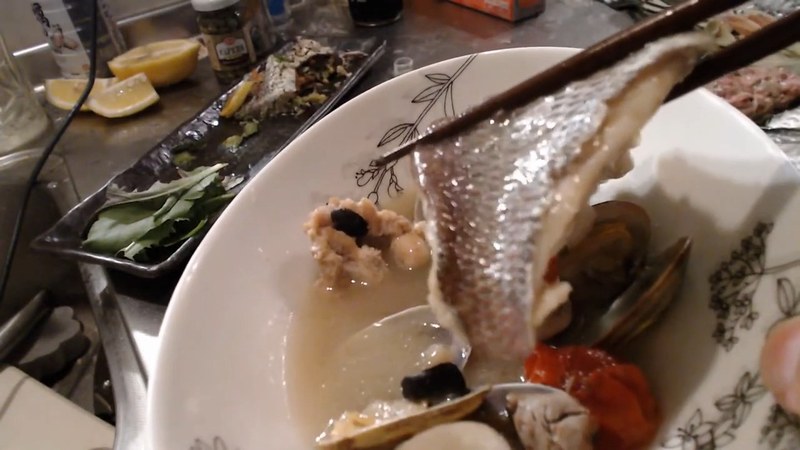 アクアパッツァのスープを味わう布団ちゃん