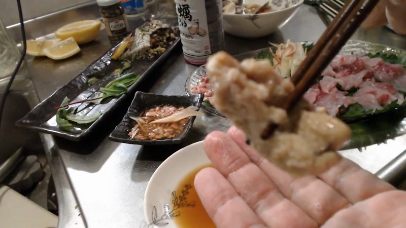 肝醤油を箸でつまむ布団ちゃん