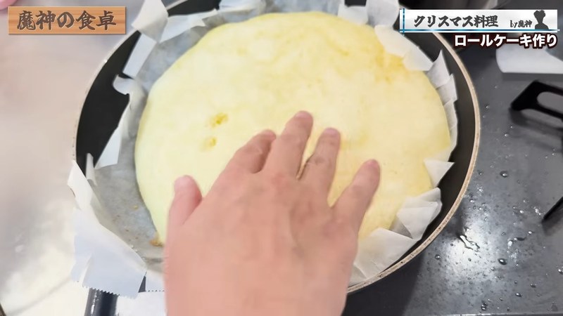 メレンゲを切るように混ぜ込み、フライパンに流し入れて中火1分→弱火3分焼く の画面