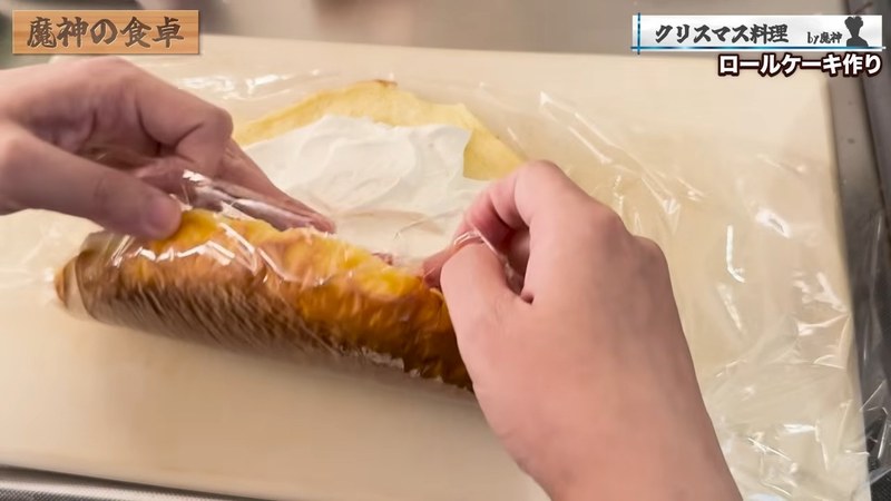 スポンジにいちごを並べて生クリームを塗り、巻いて冷蔵庫で2時間冷やす の画面