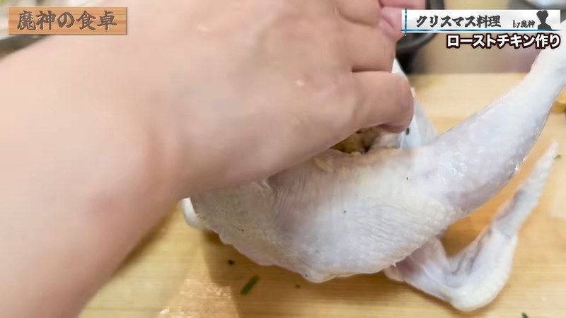 鶏に穴を開けて下味をつけ、ガーリックライスを詰めて縫う の画面