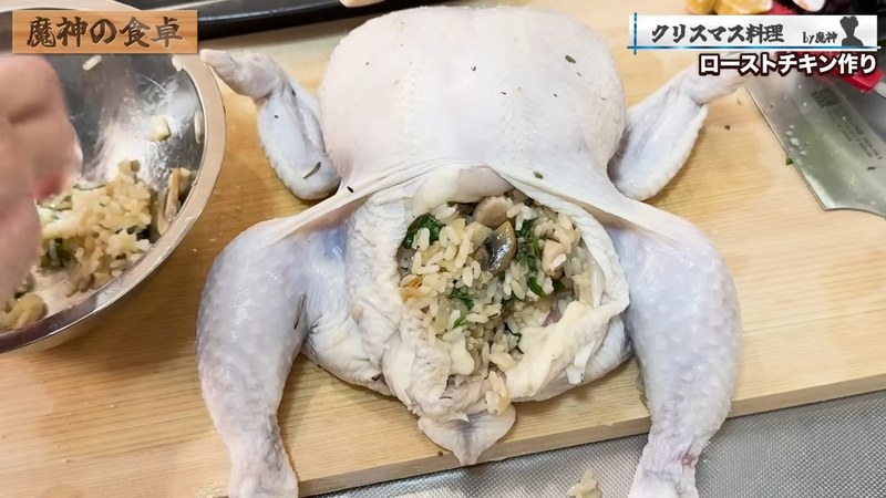 鶏に穴を開けて下味をつけ、ガーリックライスを詰めて縫う の画面