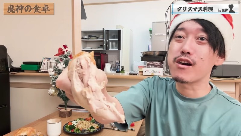 サンタ帽をかぶってローストチキンを頬張る布団ちゃん