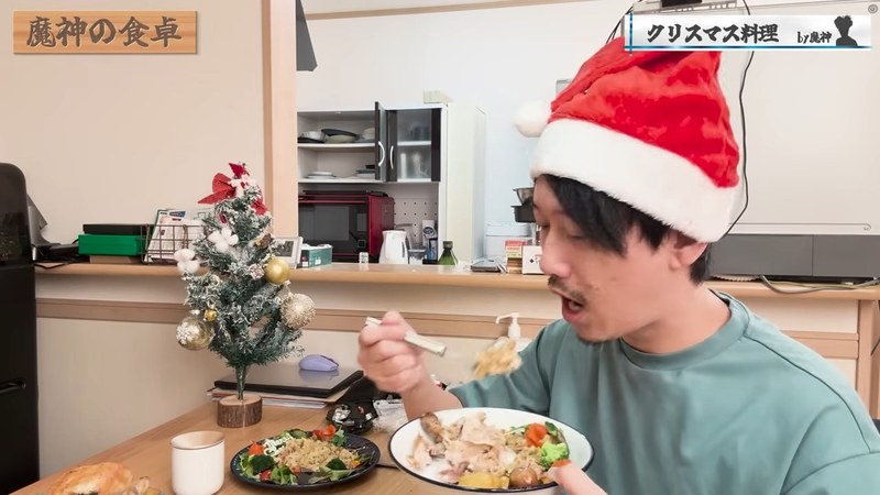 ポテトサラダをフォークで掲げてカメラに見せる布団ちゃん