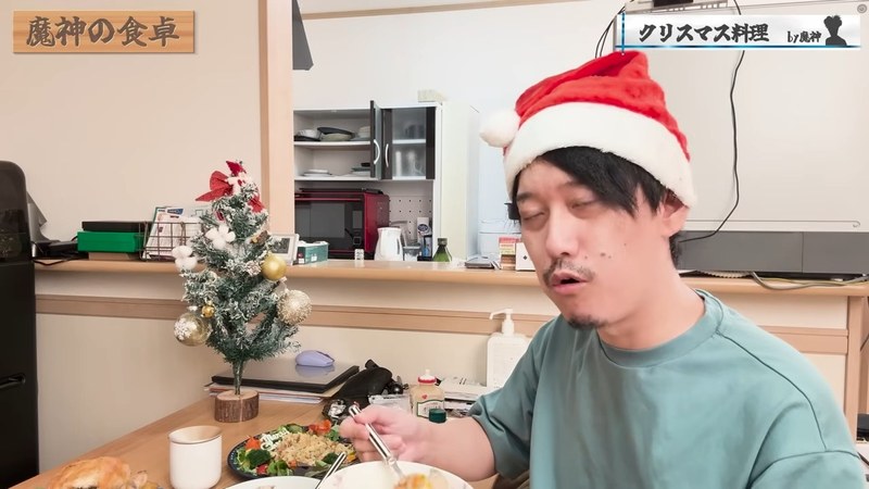 仕上げにパセリを振ったシチューを味わう布団ちゃん