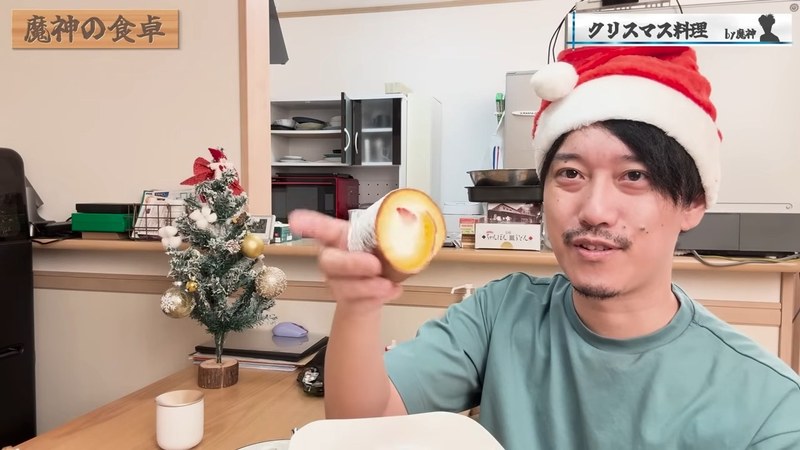 焼き上がったロールケーキを掲げる布団ちゃん