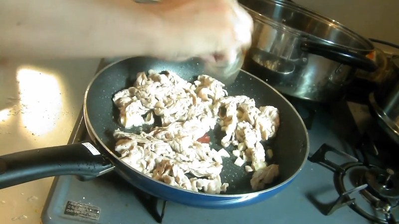 豚バラ肉を炒め、にんにく・塩こしょうで下味をつける の画面