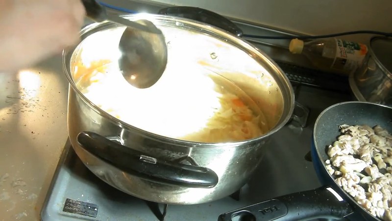 電子レンジで加熱した野菜を肉の鍋に加えて煮る の画面