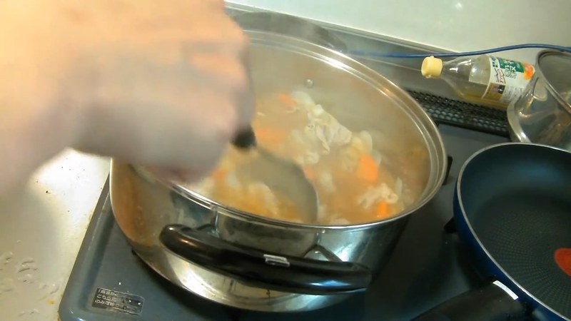 弱火にしてカレールウを溶き入れる の画面