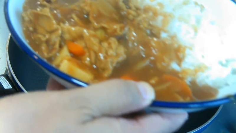 ご飯にカレーをかけ、卵をのせて盛り付ける の画面