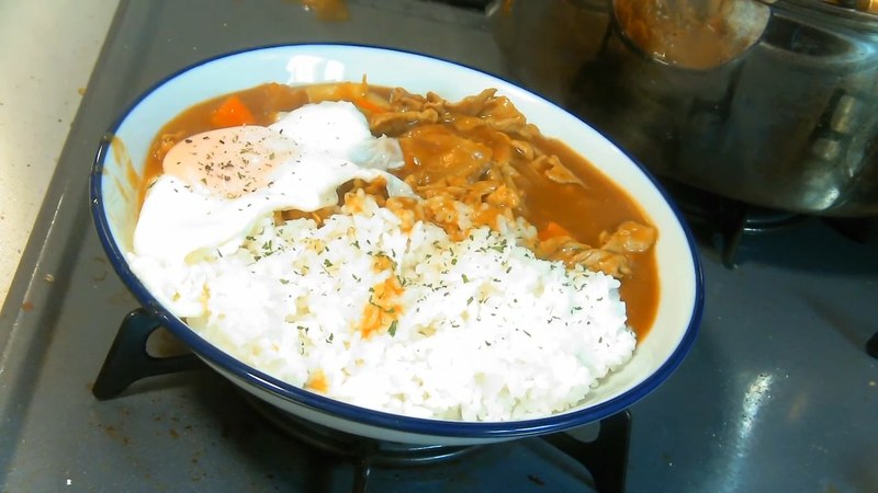 ご飯にカレーをかけ、卵をのせて盛り付ける の画面