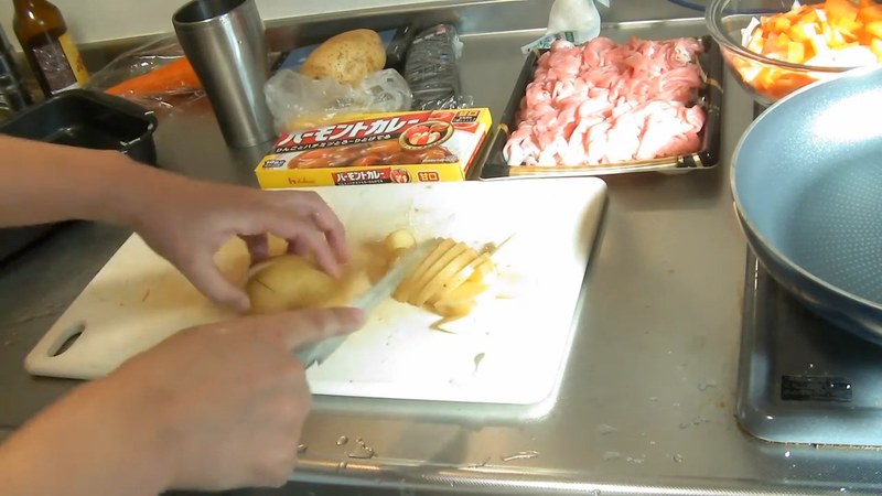 じゃがいもを薄切りにし、野菜と一緒に耐熱ボウルへ入れて電子レンジで加熱する の画面
