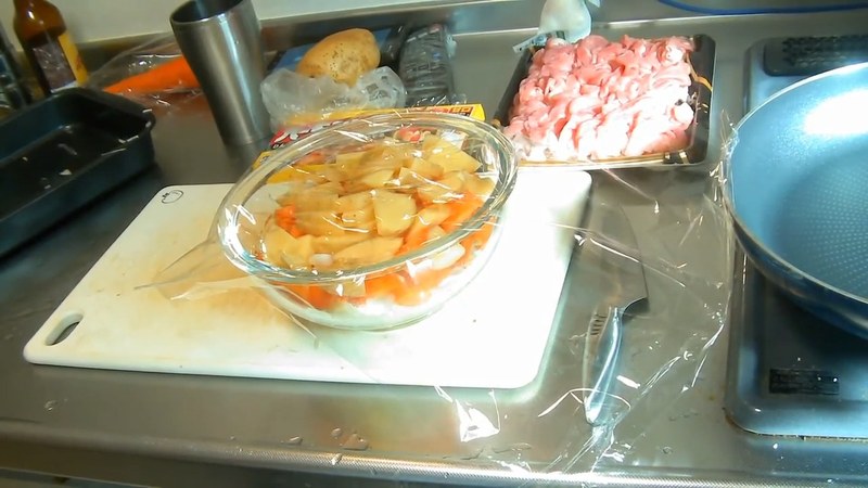 じゃがいもを薄切りにし、野菜と一緒に耐熱ボウルへ入れて電子レンジで加熱する の画面