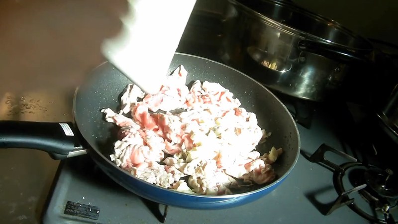 豚バラ肉を炒め、にんにく・塩こしょうで下味をつける の画面