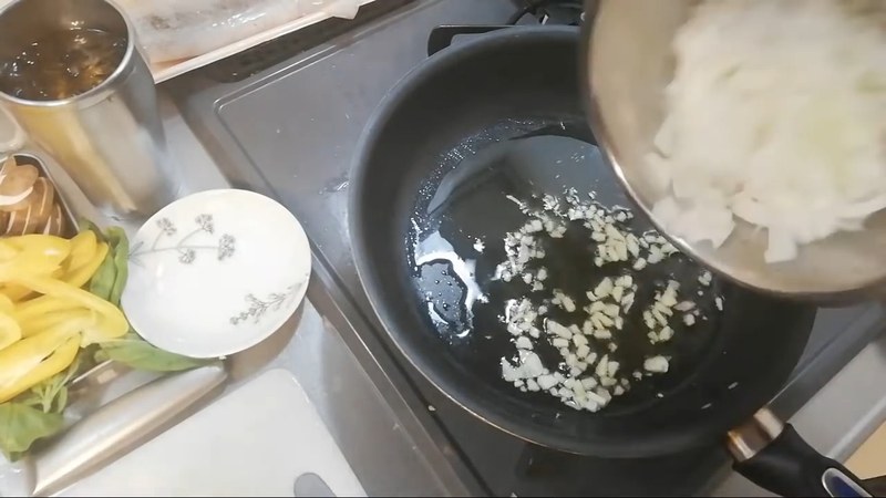にんにくをオリーブオイルで炒め、玉ねぎを加える の画面