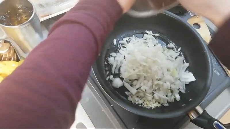 にんにくをオリーブオイルで炒め、玉ねぎを加える の画面